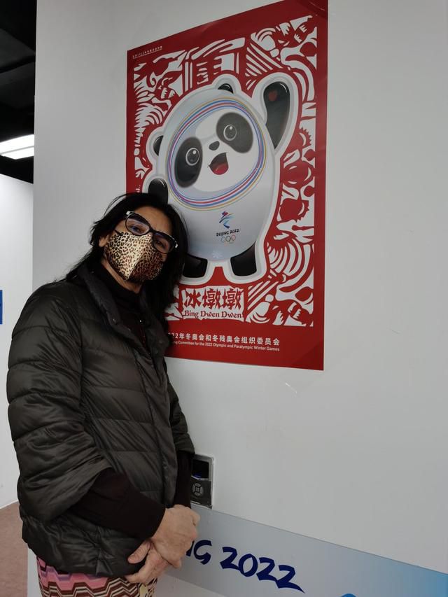 这是为何？　　　　影评人/胡不鬼《小鱼吃年夜鱼》影评：当管帐爱上设计师　　　　《小鱼吃年夜鱼》是一部实足的新片子：喷鼻港导演査传谊初进内地的导演童贞作，孔维、郭京飞、齐溪三位话剧明星转战年夜银幕的新人作品新人新景象形象也好，艺高人胆年夜也罢，如许一部小本钱片子闯进贺岁档，我想，必定有其过人的地方吧！　　　　《小鱼吃年夜鱼》讲述的是两只职场小鱼颠末不竭尽力最后成功逆袭吞失落年夜鱼的故事，而说起演员，这部片子又像是小剧院话剧演员向年夜银幕影象红人倡议的挑战，成果一样足够让人欣喜。